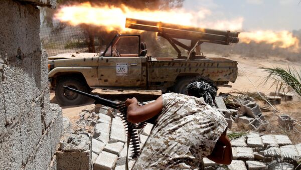 Tropas líbias em combate com militantes do Daesh em Sirte - Sputnik Brasil