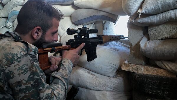 Um soldado do exército sírio na linha de frente perto da escola de logística militar no sul de Aleppo - Sputnik Brasil