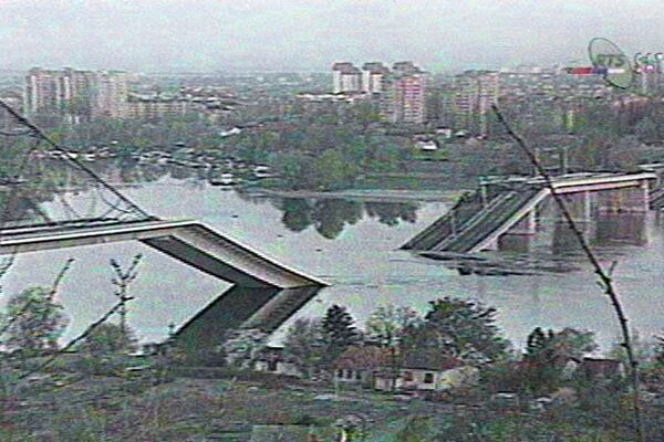Imagem da ponte através do Danúbio no norte da Sérvia que foi destruída pela OTAN transmitida pela televisão sérvia, Iugoslávia, 3 de abril de 1999 - Sputnik Brasil