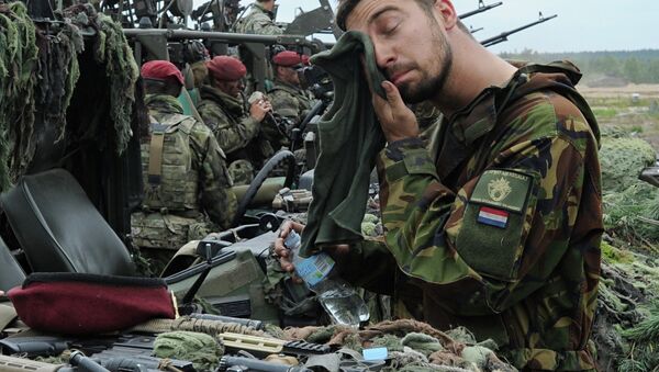 Soldado da Holanda depois dos exercícios da OTAN Noble Jump, Polônia - Sputnik Brasil