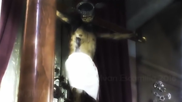 Frame do vídeo em que uma estátua de Jesus parece abrir os olhos - Sputnik Brasil