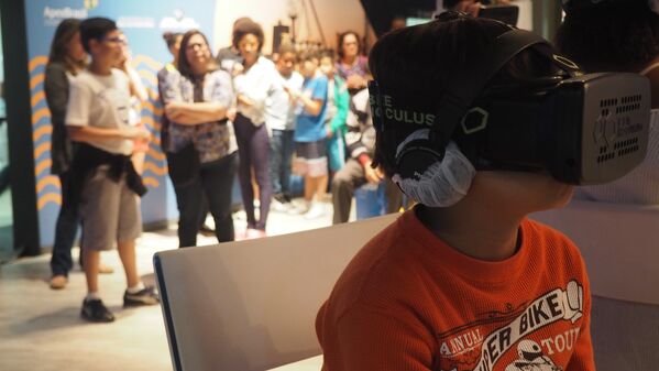 Garoto usa óculos de realidade virtual na Casa Brasil - Sputnik Brasil