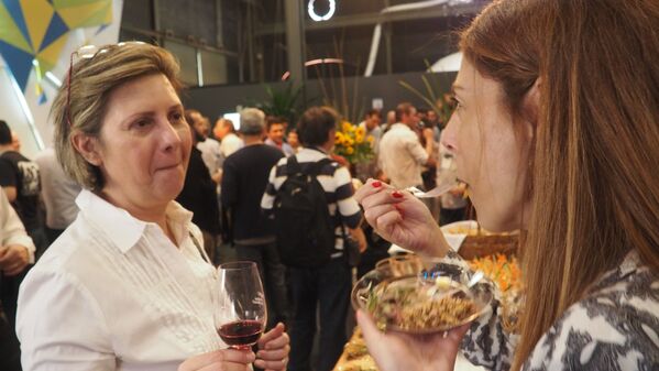 Mulheres provam vinhos e comidas típicas brasileiras na Casa Brasil - Sputnik Brasil