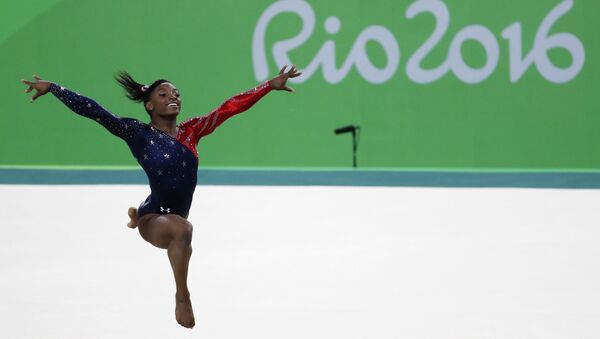 US gymnast Simone Biles competes in the qualifying for the women's Floor event of the Artistic Gymnastics at the Olympic Arena during the Rio 2016 Olympic Games in Rio de Janeiro on August 7, 2016. - Sputnik Brasil