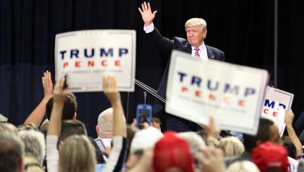 Presidenciável norte-americano Donald Trump se despede com apoiantes depois do seus discurso em Kissimmee, estado de Florida, EUA, 11 de agosto de 2016 - Sputnik Brasil