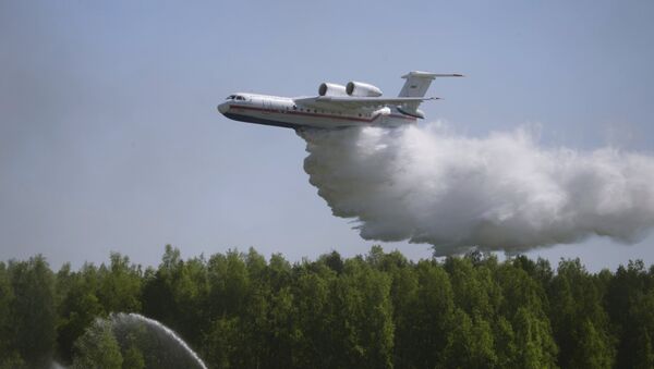 Avião russo do Ministério russo para Situações de Emergência Be-200 durante treinamentos - Sputnik Brasil