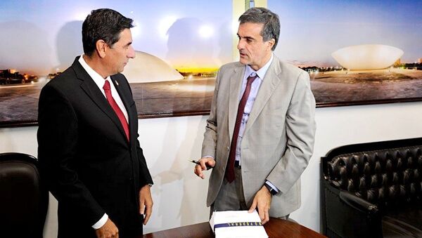 Advogado José Eduardo Cardozo entrega defesa de Dilma ao Senado - Sputnik Brasil