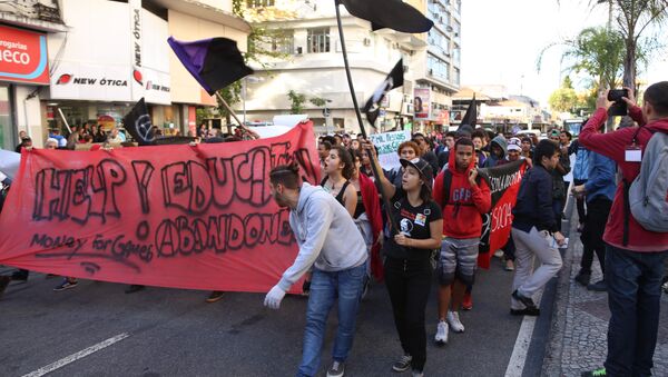 Ato contra Olimpíadas termina com bombas de gás da PM e 50 estudantes detidos - Sputnik Brasil