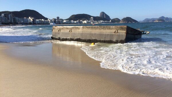 Ressaca no Rio destrói Plataforma de largada da maratona aquática da Rio 2016 - Sputnik Brasil