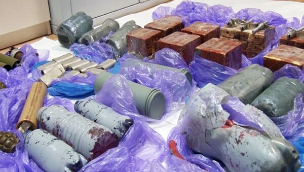 Barras de dinamite, artefatos explosivos artesanais e granadas encontados durante a detenção de agentes ucranianos que planejavam organizar atentados na Crimeia (Imagem de vídeo do FSB russo) - Sputnik Brasil