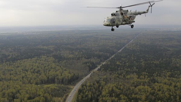 Helicóptero russo Mi-17 sobrevoa Moscou durante o ensaio da Parada da Vitória, Rússia (foto de arquivo) - Sputnik Brasil