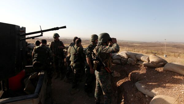 Forças curdas Peshmerga observam aldeia perto da cidade de Mossul no Iraque - Sputnik Brasil