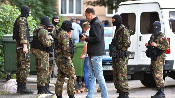 Autoridades de segurança acabam de deter três supostos membros dos grupos de bandidos caucasianos em um dos edifícios residenciais no norte de São Petersburgo - Sputnik Brasil