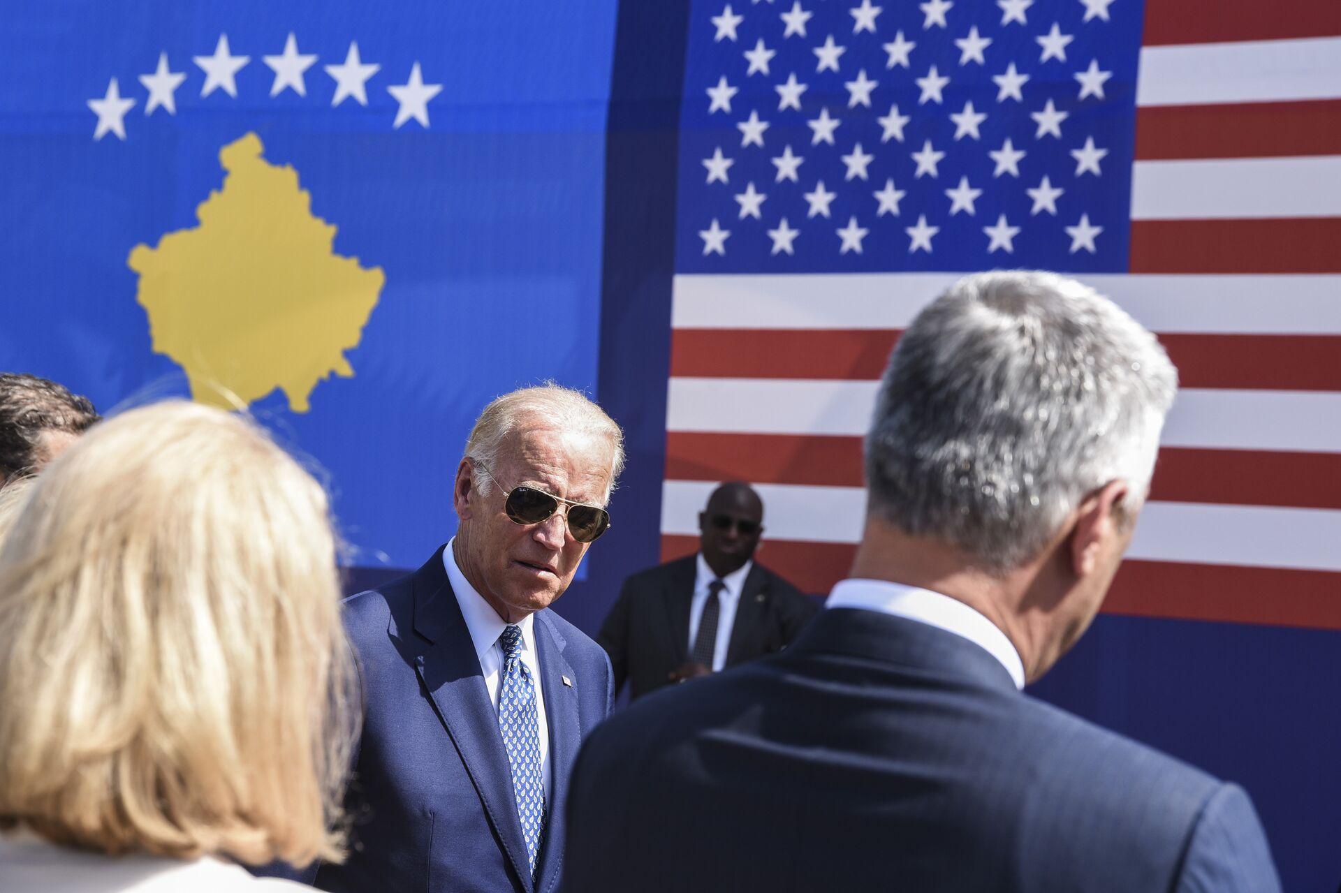 Vice-presidente norte-americano Joe Biden chega para a cerimônia em homenagem do seu filho falecido Joseph R 'Beau' Biden, III, perto de vila de Sojevo, Kosovo, 17 de agosto de 2016 - Sputnik Brasil, 1920, 04.08.2022