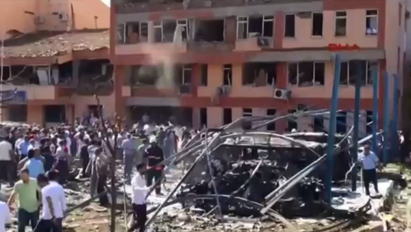 A explosão de um carro-bomba levou a vida de pelo menos 3 pessoas e feriu pelo menos 120 na cidade de Elazig, no leste da Turquia - Sputnik Brasil