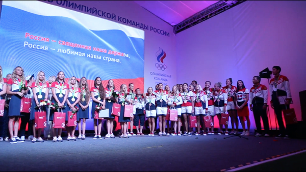 Medalhistas de ouro russas e Isinbayeva cantam Hino da Rússia - Sputnik Brasil