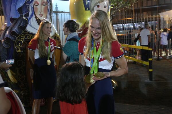 Torcedores recebem as campeãs olímpicas do nado sincronizado da Rússia na Casa dos Torcedores no Rio de Janeiro - Sputnik Brasil