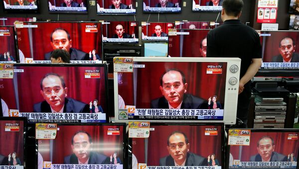 A sales assistant watches TV sets broadcasting a news report on Thae Yong Ho, North Korea's deputy ambassador in London, who has defected with his family to South Korea, in Seoul, South Korea, August 18, 2016 - Sputnik Brasil