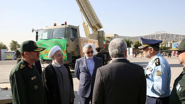 O presidente do Irã Hassan Rouhani (segundo à esquerda) e o ministro da Defesa Hossein Dehghan (à esquerda) perto do sistema de mísseis Bavar 373 em Teerã, Irã, 21 de agosto de 2016 - Sputnik Brasil