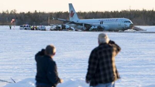 Avião da Air Canadá derrapa durante pouso - Sputnik Brasil