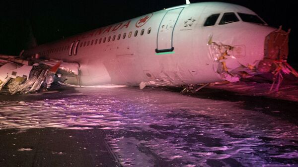 Avião da Air Canadá derrapa durante pouso - Sputnik Brasil