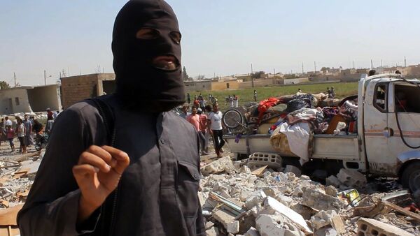 Um militante do Estado Islâmico caminha sobre escombros na Síria. - Sputnik Brasil