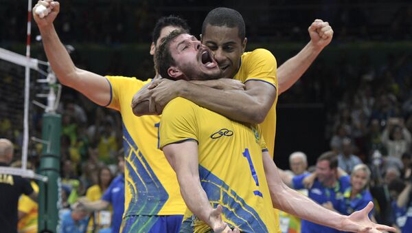 Seleção masculina de vôlei comemora título olímpico sobre a Itália - Sputnik Brasil