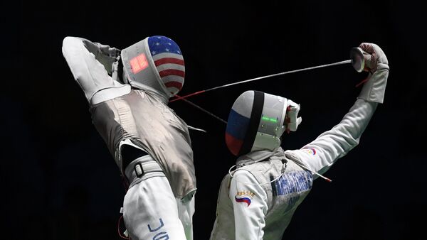 US Gerek Meinhardt (L) competes against Russia's Artur Akhmatkhuzin during the men’s team foil semi-final bout between Russia and US as part of the fencing event of the Rio 2016 Olympic Games, on August 12, 2016, at the Carioca Arena 3, in Rio de Janeiro - Sputnik Brasil