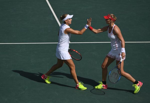 Elena Vesnina e Ekaterina Makarova durante a semifinal das duplas femininas no tênis - Sputnik Brasil