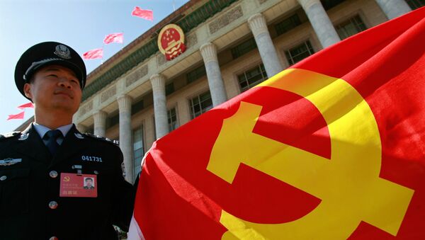 A Chinese policeman holds a Chinese Communist Party flag - Sputnik Brasil