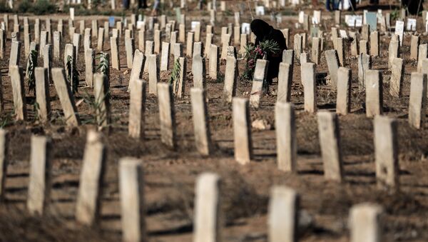 A woman visits the grave of a relative in the rebel-held town of Douma, east of the capital Damascus - Sputnik Brasil