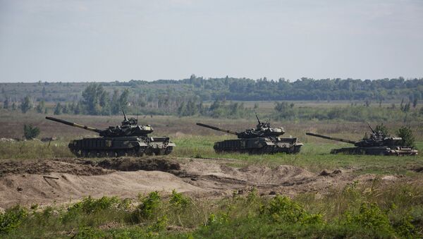 Tanques desfilam no aeródromo militar de Chuguyevo, região de Kharkov, Ucrânia, 23 de agosto de 2016 - Sputnik Brasil