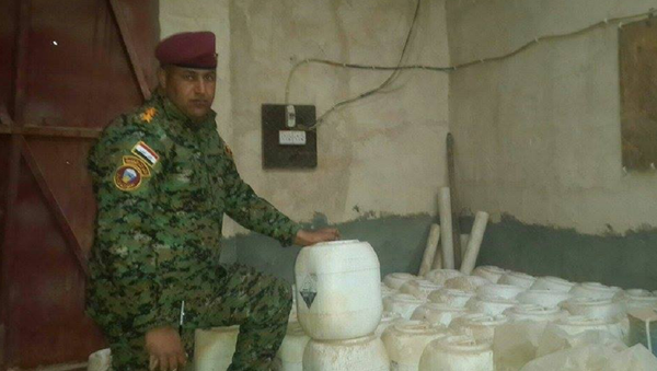 Soldado do exército iraquiano mostra armas químicas do Daesh - Sputnik Brasil
