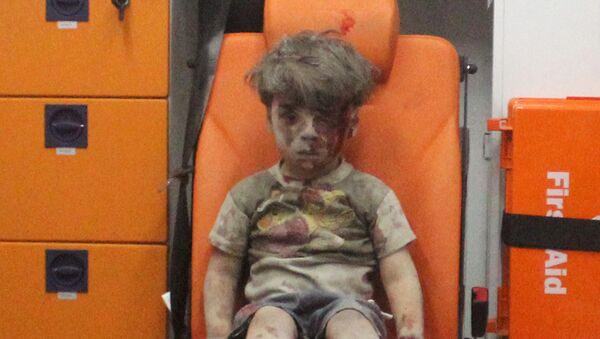 Omran Daqneesh, rapaz de cinco anos, após bombardeio contra o bairro Qaterji em Aleppo, 17 de agosto de 2016 - Sputnik Brasil