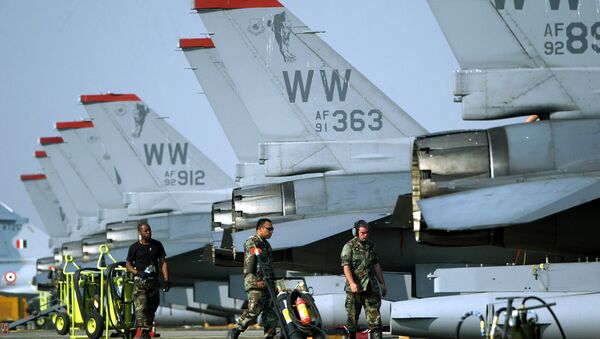 Pilotos norte-americanos perto de aviões F-16 na base de Kalaikunda, Índia (foto de arquivo) - Sputnik Brasil