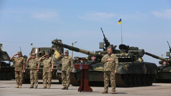 Presidente ucraniano Pyotr Poroshenko faz discurso perante militares das Forças Armadas do país no aeródromo de Chuguyevo, Ucrânia, 23 de agosto de 2016 - Sputnik Brasil