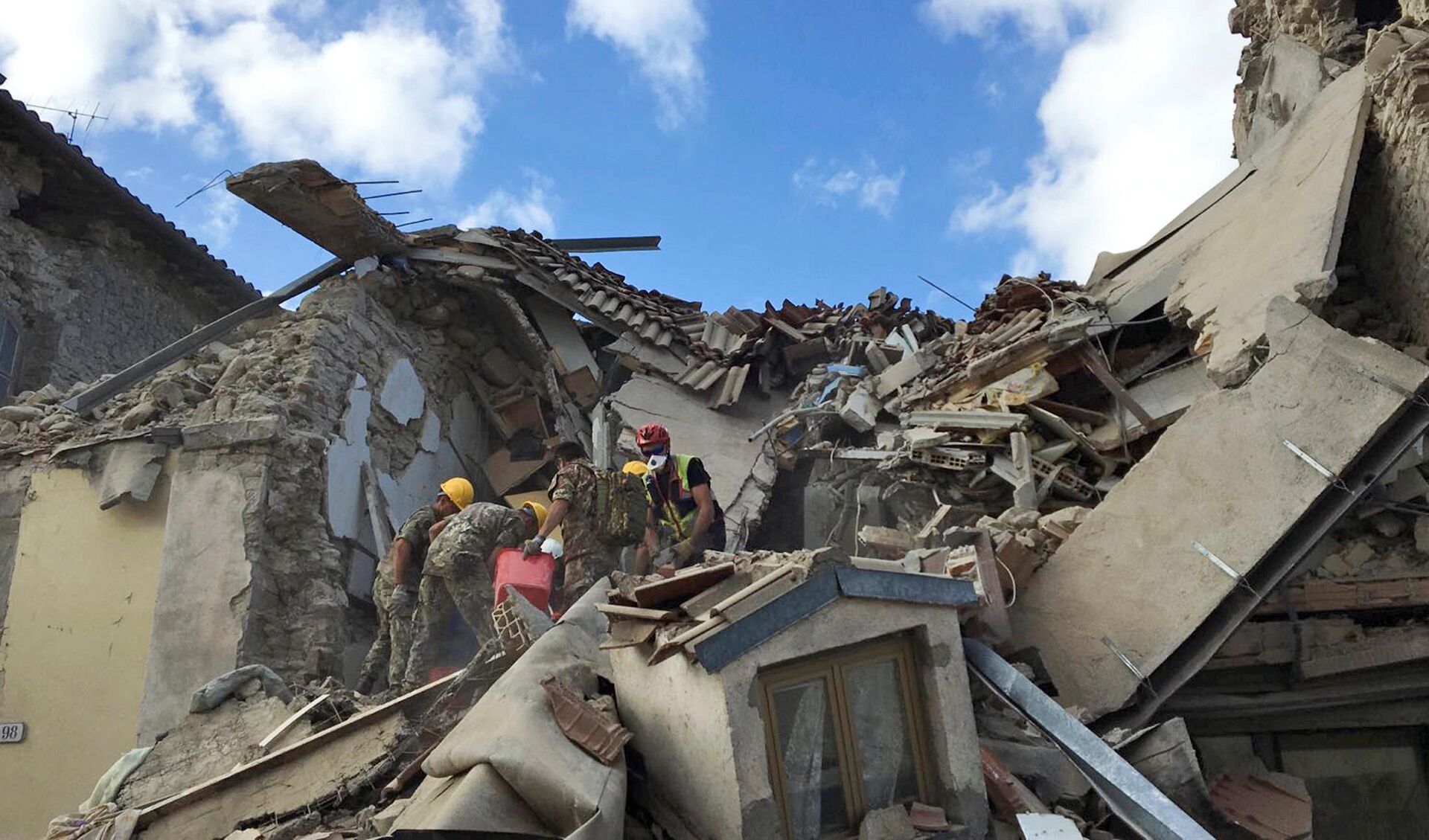 Equipes de resgate procuram sobreviventes após devastador terremoto no centro da Itália, 24 de agosto de 2016 - Sputnik Brasil, 1920, 18.01.2022