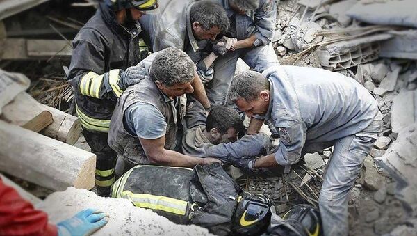 Equipe de resgate retira um homem dos escombros após forte terremoto na Itália - Sputnik Brasil