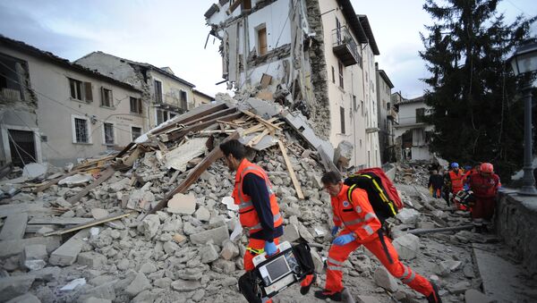 Equipes de resgate procuram sobreviventes após devastador terremoto no centro da Itália, 24 de agosto de 2016 - Sputnik Brasil
