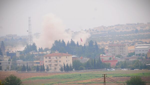 Fumaça do material bélico turco vista nas proximidades de Jarablus, na Síria - Sputnik Brasil