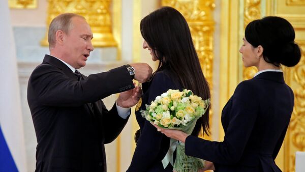 Russian President Vladimir Putin awards fencer Yana Egorian during a ceremony for Russian Olympic medallists returning home from the 2016 Rio Olympics, at the Kremlin in Moscow - Sputnik Brasil