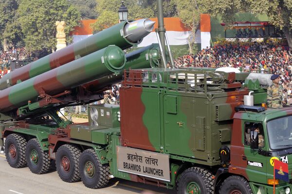 Veículo de lançamento de mísseis BrahMos na parada militar no Dia da República da Índia, Nova Deli, Índia, 2011. - Sputnik Brasil