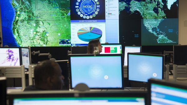 Funcionários do Centro de Cibersegurança Nacional em Arlington (EUA) - Sputnik Brasil