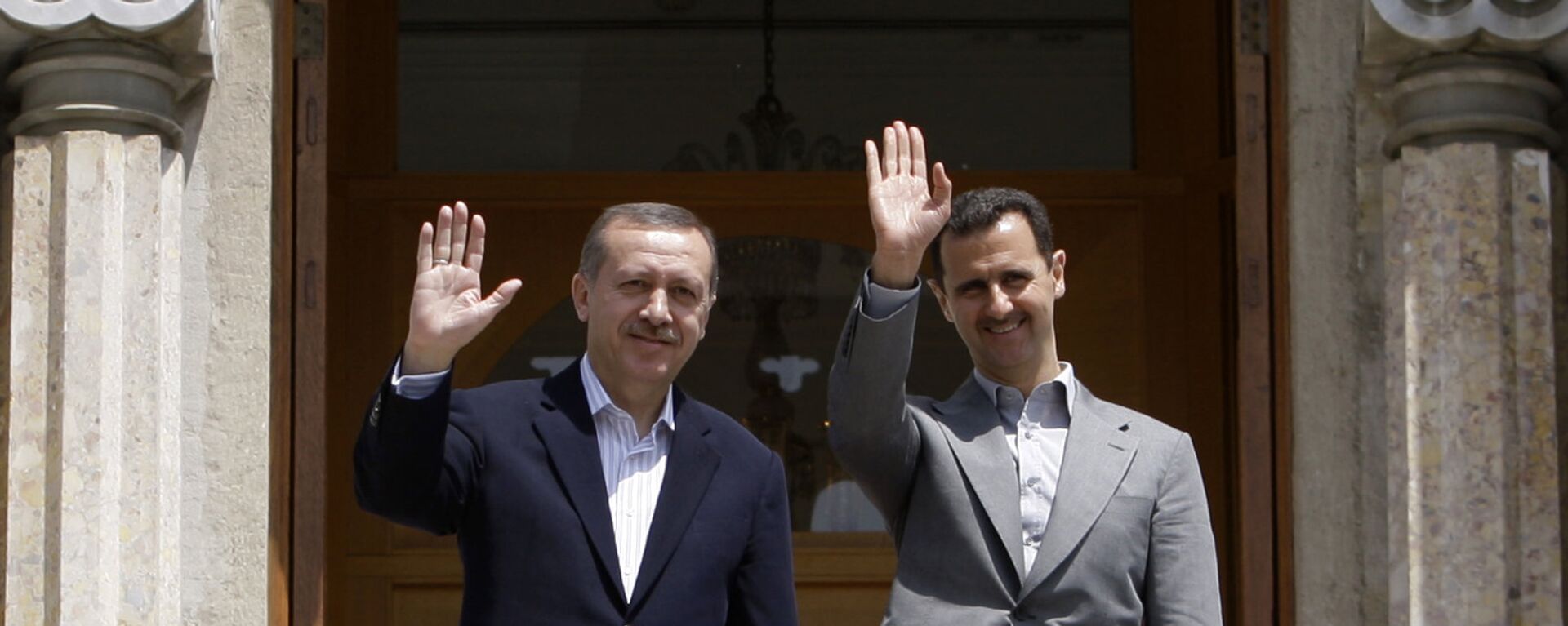 Presidente turco Recep Tayyip Erdogan (E) e presidente sírio Bashar al-Assad (foto de arquivo) - Sputnik Brasil, 1920, 22.05.2023