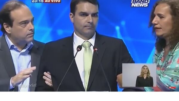 Flávio Bolsonaro, do PSC, passa mal em debate da Band entre os candidatos à prefeitura do Rio - Sputnik Brasil