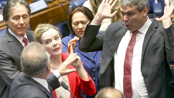 Segundo dia de Julgamento no Senado com ânimos exaltados entre os senadores - Sputnik Brasil