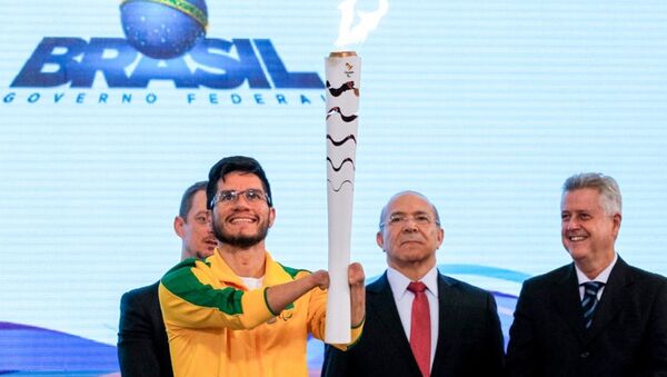 O velocista brasileiro Yohansson Nascimento foi o escolhido para acender a Tocha Paralímpica - Sputnik Brasil