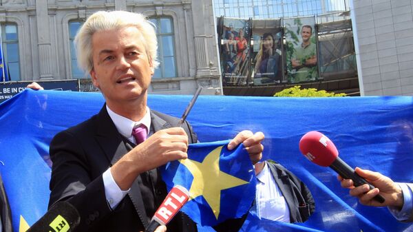 Dutch populist and euro-sceptic Geert Wilders displays a yellow star he cut out of the EU flag, during news conference, in front of the European Parliament in Brussels (File) - Sputnik Brasil