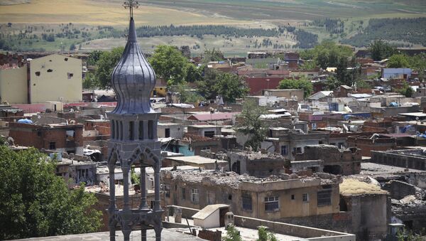 Many of the buildings and roof-tops show recent damage from recent military clashes in parts of the historic district of the mainly Kurdish city of Diyarbakir, southeastern Turkey, Sunday, May 22, 2016 - Sputnik Brasil