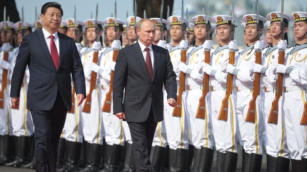 Presidente chinês Xi Jinping e o presidente russo Vladimir Putin na cerimônia de abertura de exercícios navais sino-russos na base marítima chinesa em Xangai, China, 2014  (foto de arquivo) - Sputnik Brasil